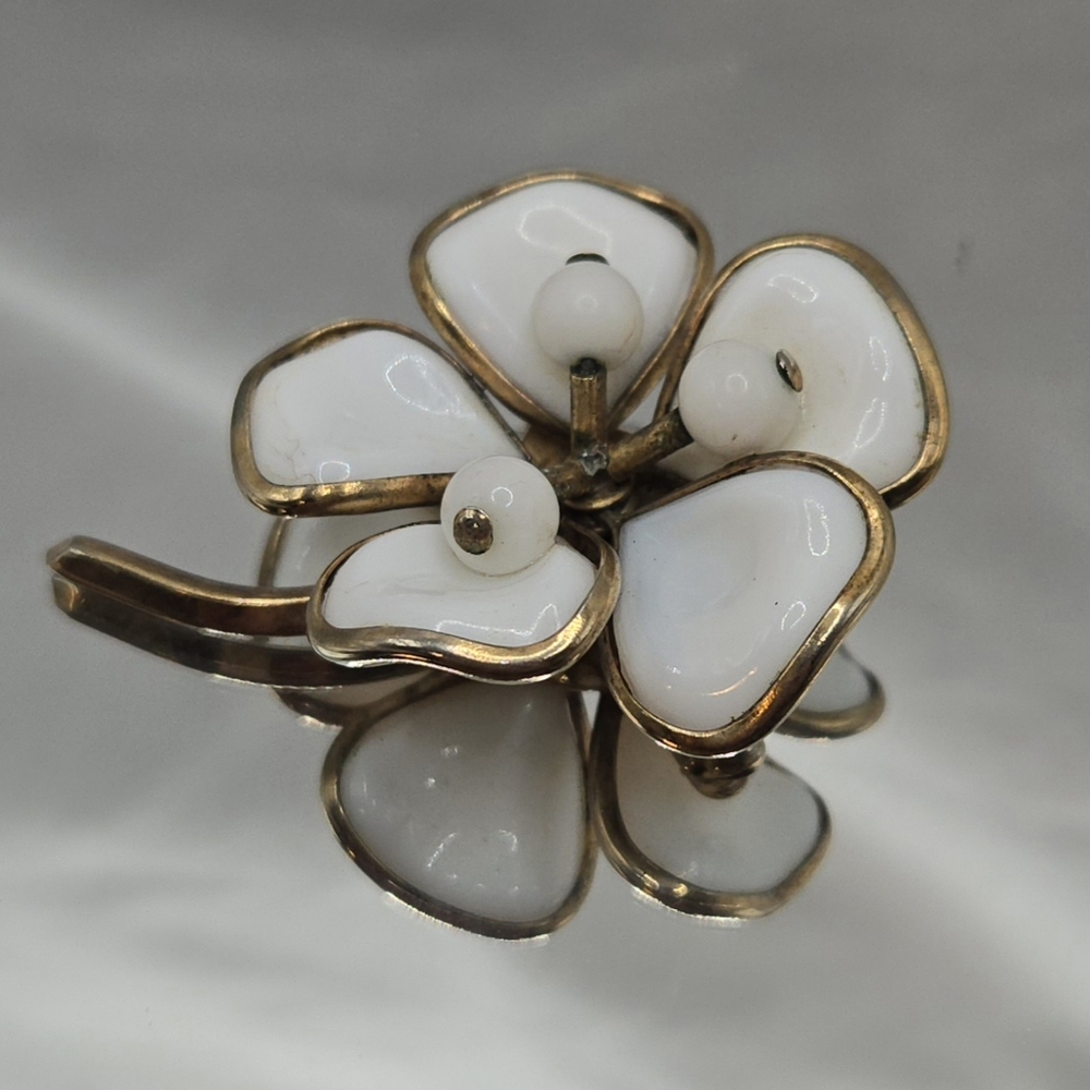 Vintage Trifari Poured Milk Glass Brooch 1950s Signed - Picture 2 of 5